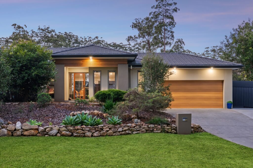 17 kingston town loop twilight front